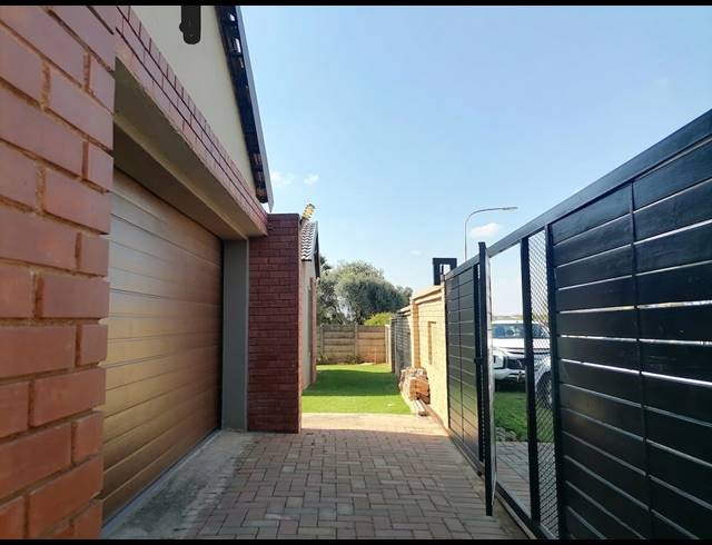 4 BEDROOM FREESTANDING FOR SALE IN HEUWELOORD